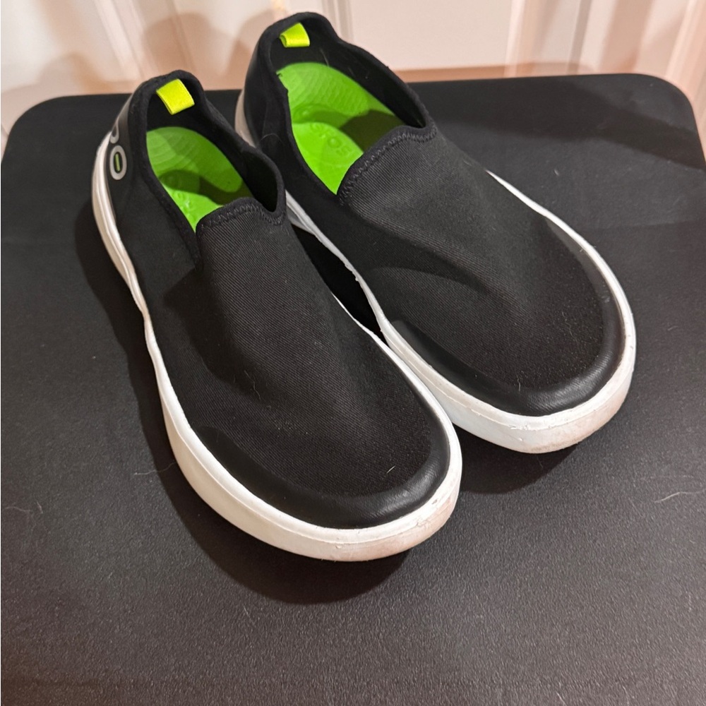 OOFOS Black and White Comfort Footwear size 6